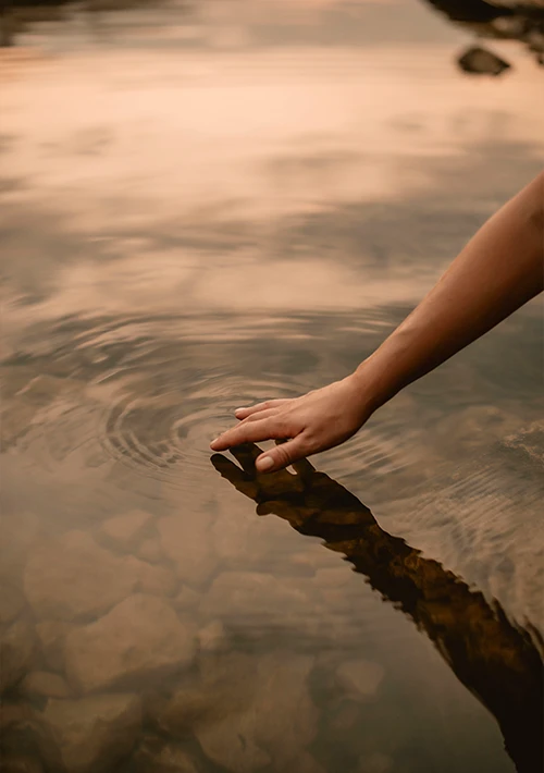 main-eau-liberation-conditionnements-emotionnels Vibration de l'eau suite à l'effleurement de la surface de l'eau pour illustrer la résonance vibratoire de la guidance